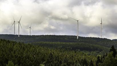 Symbolbild: Hösamer
Wenn es nach dem Regionalen Planungsverband geht, sollen 206 Hektar der Theisseiler Gemeindefläche für Windkraft bereitstehen. Dabei wird allerdings auch der von der Gemeinde angestrebte 1000-Meter-Abstand unterschritten.