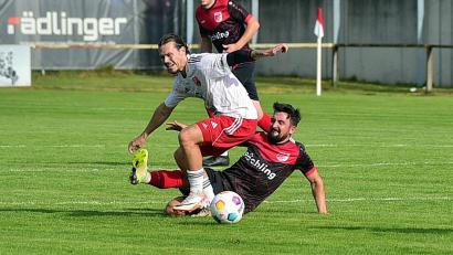 Bild: dme
David Bezdicka (links) erzielte den Siegtreffer für den SC Luhe-Wildenau. Christoph Schwandner vom TB Roding flog mit Rot vom Platz.