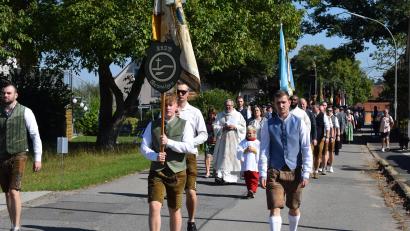 Bild: bnr
15 Vereine aus der Marktgemeinde Wernberg-Köblitz und den umliegenden Orten feierten das 100-jährige Jubiläum der Katholischen Landjugendbewegung Neunaigen.