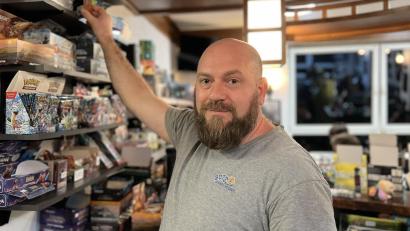 Bild: Dominik Hopperdietzel
Alex Meidinger hat vor eineinhalb Jahren den „Card Game Store“ in Pirk eröffnet.