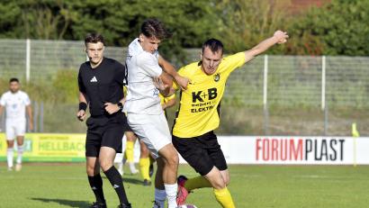 Archivbild: Hubert Ziegler
Paul Götz (rechts) erzielte für den FC Amberg den Ehrentreffer bei der Niederlage gegen den FC Dingolfing.