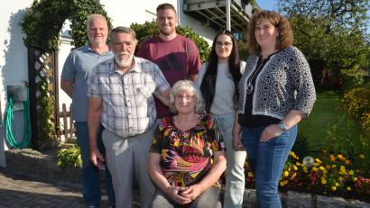 Bild: dob
Christine Liebl (sitzend) feierte am Samstag im Kreise ihrer Familie 80. Geburtstag. Ehemann Max (Zweiter von links), Tochter Corinna (rechts), die Enkelkinder Fabian und Lena (hinten, Mitte) und Schwiegersohn Stefan (links) sind ihr wichtige Stütze und der ganze Stolz, denn die Familie ist ihr ein und alles.