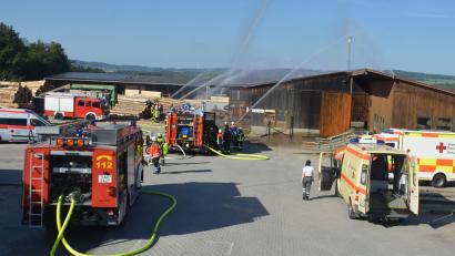 Bild: nib
Ein Großaufgebot von Feuerwehr und BRK war in Schmidgaden an der Übung im Rahmen der Brandschutzwoche beteiligt.