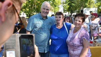 Bild: gf
Auf dem Flohmarkt auf dem Amberger OTH-Parkplatz waren heuer auch Anja und Bruno Rauh aus "Bauer sucht Frau" dabei. Zahlreiche Besucher nutzten die Möglichkeit, ein Erinnerungsfoto mit dem prominenten Paar zu machen.