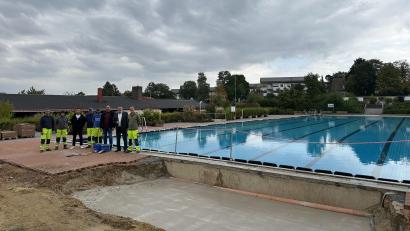 Bild: Stefanie Gradl
Im Vilsecker Freibad entsteht ein neuer Sprungturm – ganz modern, besonders sicher und heiß erwartet.