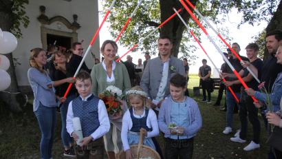Bild: kro
Lisa Schwägerl und Florian Zierer schlossen den Bund der Ehe. Nach der kirchlichen Trauung in der Kirche St. Jakobus in Marchaney erwarteten Mitarbeiter des Amtes für Ländliche Entwicklung das Brautpaar mit Absteckpfählen.