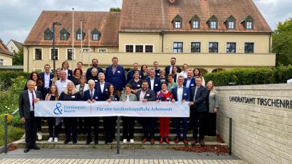 Bild: Landratsamt Tirschenreuth
Über ein Dutzend Firmen, Einrichtungen und Kommunen tragen im Landkreis Tirschenreuth den Familienpakt des Freistaats Bayern mit.