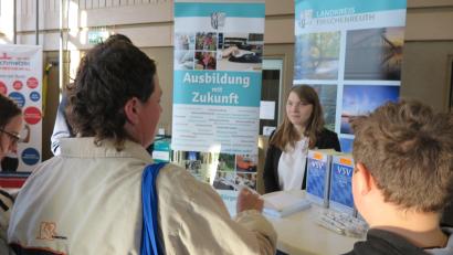 Archivbild: jzk
Die Ausbildungsmessen werden nun auch für Betriebe, die keinen eigenen Messestand haben, geöffnet. Das Archivbild zeigt einen Messeauftritt des Landkreises Tirschenreuth.