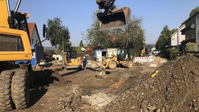 Bild: wro
Derzeit läuft in Triebendorf, das zur Marktgemeinde Wiesau gehört, die Dorferneuerung. Die Behinderungen sind unumgänglich, damit aus dem Dorf, wie Toni Dutz betonte, das schönste Dorf werden kann.