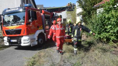 Bild: fz
Großeinsatz im Gebäude, aus dem sowohl am Boden als auch in der Luft per Drehleiter Verletzte geborgen werden.
