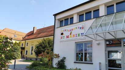 Bild: Portner
Der Kindergarten "St. Marien" Oberviechtach wartet seit Jahren auf die Sanierung. Nach aktuellem Stand soll das Ausweichquartier im gegenüberliegenden Pfarrheim ab Frühjahr 2025 bezogen werden können.