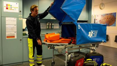 Bild: Lennart Preiss/dpa
Patienten werden auf der Transporttrage vor neugierigen Blicken geschützt.