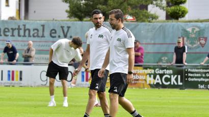 Archivbild: Hubert Ziegler
Die beiden Trainer Serdal Gündogan (links) und Florian Schlicker waren nach dem 2:1-Heimsieg der DJK Ammerthal gegen den TSV Karlburg erleichtert.
