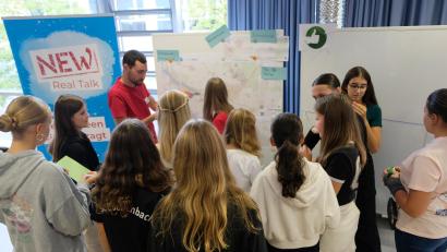 Bild: do
Beim Real Talk in der Aula der Volksschule waren die Themen-Stationen dicht umlagert