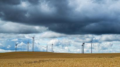 Symbolbild: Jens Kalaene/dpa
Windkraftanlagen in der Umgebung besonders landschaftsprägender Baudenkmäler in und um Waldsassen soll es auch künftig nicht geben, beschloss der Stadtrat mehrheitlich in der jüngsten Sitzung.