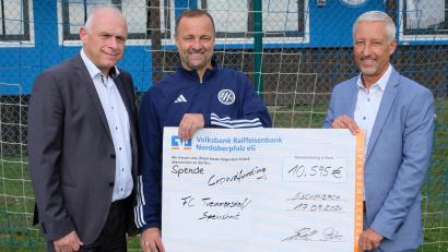 Bild: do
Eine Crowdfunding-Aktion mit über 10.000 Euro Spendenaufkommen gibt es selten. Zu den Glücklichen zählt der FC Tremmersdorf/Speinshart. Die Übergabe des symbolischen Schecks an Volksbank/Raiffeisenbank-Filialleiter Richard Götz, FC-Vorsitzenden Wolfgang Seitz und Stefan Schedl, Regionalmarktleiter des Geldinstituts (von links).