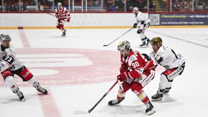 Bild: Florian Dehn
Tyler Ward fällt derzeit nicht nur mit seinem goldenen Helm als Top-Scorer der Blue Devils auf. Mit seinen beiden Treffern in Bad Nauheim war der Kanadier zudem der Matchwinner beim 3:2-Premierensieg in der DEL2.