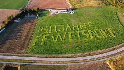 Bild: Florian Maiwald
"150 Jahre FF Etsdorf": Dieser riesige Schriftzug ist auf einem Feld bei Etsdorf zu lesen.
