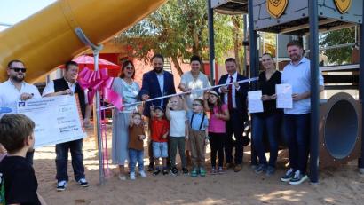 Bild: Peter Schörner/exb
Die Kinder schneiden gemeinsam mit Oberbürgermeister Jens Meyer (Dritter von rechts) das Band zur offiziellen Eröffnung des neuen Spielgerätes durch. Ermöglicht wurde dieses durch Spenden.
