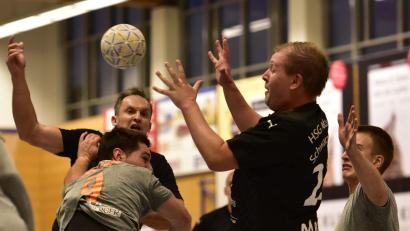 Bild: ham
Jaroslav Strejk (hinten links) gelingt ein Zuspiel auf Christian Held: Die Handballer der HSG Nabburg-Schwarzenfeld standen gegen die HG Amberg dennoch auf verlorenem Posten.