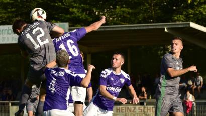Bild: ham
Fabian Frank (Nummer 12/links) vom FC OVI/Teunz gegen den Wernberger Alexander Luff (Nummer 16) im Luftkampf. Rechts beobachtet OVI/Teunz-Kapitän Manuel Löffelmann die Situation. Die beiden Teams schenkten sich im Verfolgerduell nichts, trennten sich 3:3.
