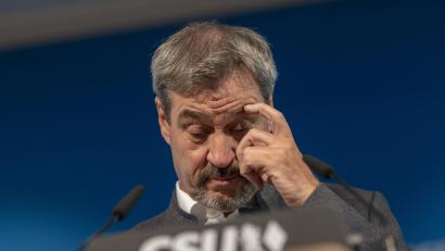 Bild: Peter Kneffel
Markus Söder, Vorsitzender der CSU, sieht keinen Zusammenhang zwischen den Ergebnissen der Landtagswahl in Brandenburg und der Nominierung von Friedrich Merz zum Kanzlerkandidaten.