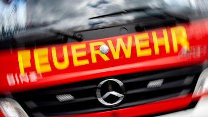 Symbolbild: Hauke-Christian Dittrich/dpa
Zu einem Großeinsatz rückten Feuerwehr und Polizei in der Marienbader Straße aus: Dort brannte es zum zweiten Mal innerhalb weniger Tage.