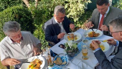 Bild: jua
Beim Fischessen zur Karpfensaison-Eröffnung (von links): stellvertretender Landrat Jakob Scharf, der Kreisvorsitzende des Bayerischen Gemeindetags, Neunburgs Bürgermeister Martin Birner, Landrat Thomas Ebeling und MdL Martin Scharf.