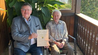 Bild: Stefanie Gradl
Bürgermeister Hans-Martin Schertl (links) gratuliert dem Jubilar Alwin Kergl zum 85. Geburtstag.