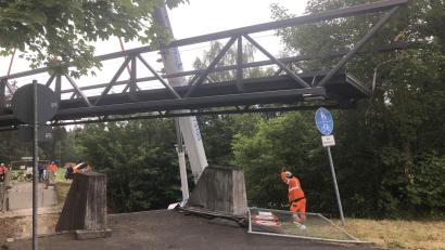 Archivbild: wro
Am Donnerstag, 26. September, kehrt die reparierte Brücke an ihren Platz über der B15 bei Tirschenreuth zurück. Das Foto zeigt den Rückbau der Geh- und Radwegbrücke im Juli dieses Jahres.