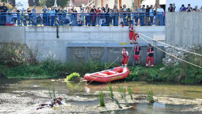 Bild: Petra Hartl
Beim Tag des Wassers in Theuern zeigt die Wasserwacht eine Wasserrettung.