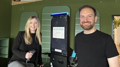 Bild: Lang/exb
Juliane und Fabian Lang an der "Self-Check-Out-Kasse" in ihrem Sportartikel-Laden in Vohenstrauß.