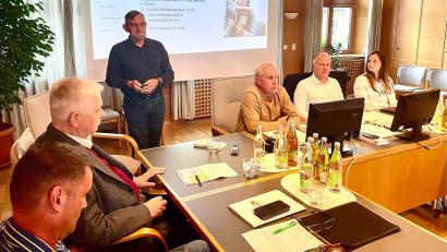 Bild: Krones
Erhard Ströhl (stehend) stellt dem Schnaittenbacher Stadtrat die Mentor-Lesepaten in der AOVE vor.