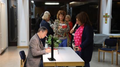 Bild: rpp
Die begeisterten Fans stürmen sofort den Büchertisch und lassen sich die druckfrischen Romane vom Autor signieren.