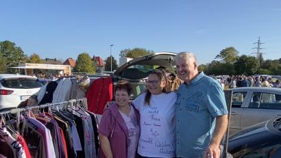 Bild: dus
Die Freude bei den Fans ist groß: Beim Flohmarkt in Weiden nehmen sich Bruno und Anja gerne Zeit für ihre Anhänger.