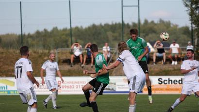 Bild: Dieter Jäschke
Der TSV Reuth (grüne Trikots) und die SpVgg Schirmitz trennten sich in einem rasanten Kreisliga-Spiel 1:1.