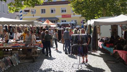 Bild: wel
Bilder, Gürtel, Taschen - das Angebot war beim Michaelimarkt in Oberviechtach groß.
