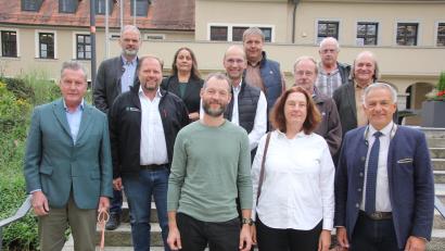 Bild: kro
Der neue Naturschutzbeirat mit den ausgeschiedenen Mitgliedern um Landrat Roland Grillmeier (rechts).
