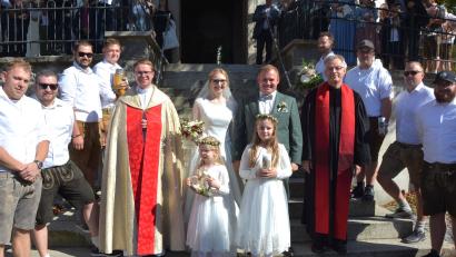 Bild: jr
Den kirchlichen Bund der Ehe schlossen Sebastian und Martina Pflaum in der Konnersreuther Pfarrkirche. Getraut wurden sie von Kaplan Bastian Neumann (links) und dem evangelischen Pfarrer Markus Vedder. Mit im Bild der Konnersreuther Burschenverein und die beiden Brautmädchen Elisa (links) und Lina.