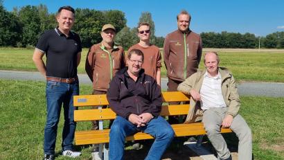 Bild: Florian Dotzler/exb
Werkstattleiter Florian Dotzler, Ernst Michael, Pascal Kropp, Thomas Stadler (hinten), Marktrat Dieter Buchner und Bürgermeister Konrad Kiener (vorne) zeigt das Bild auf einer neuen Bank.