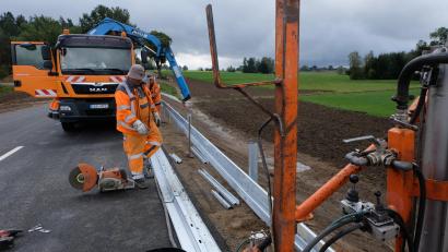 Bild: le
Es geht in die Endphase. Noch in diesem Jahr kann die Teilstrecke der Staatsstraße 2181 von Floß zum Ortsteil Schlattein für den Verkehr freigegeben werden. Derzeit werden die Leitplanken an den Straßenrändern, vorrangig in Höhe des Ortsteiles Geiermühle, gesetzt.