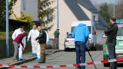 Archivbild: Herda
Ermittler suchen vor dem Haus in Grafenwöhr Spuren. Diese könnten nun acht Jahre später eine Rolle im dritten Rio-Prozess spielen.
