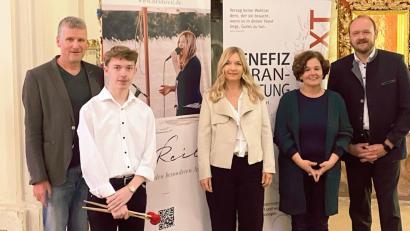 Bild: &quot;Musik und Text&quot;/exb
Von links: Wolfgang Göldner, Philipp Rohrer, Heidi Reil, Gabi Haug und Landrat Andreas Meier.