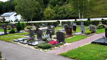 Bild: tra
Die Lücken im Friedhof Ensdorf können nach dem Beschluss des Gemeinderats nun auch mit Urnenerdgräbern belegt werden.