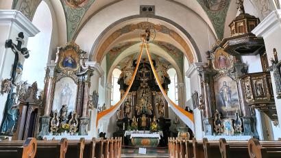 Bild: Portner
Die Kirche „St. Marien“ in Pertolzhofen war vom 16. bis 19. Jahrhundert ein Wallfahrtsort für Pilger bis aus Böhmen. Am 28. September lebt diese Tradition mit einer Fußwallfahrt der Pfarreiengemeinschaft wieder auf.