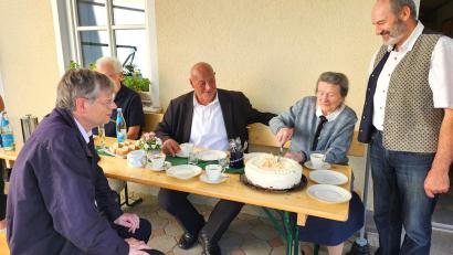Bild: Petra Reil
Für ihre Geburtstagsgäste Pfarrer Norbert Götz (links) und Bürgermeister Josef Beimler (Mitte) schneidet Maria Beierl im Beisein von Sohn Ludwig (rechts) ihre selbstgebackene Geburtstagstorte an.