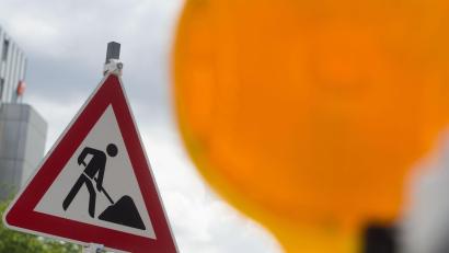 Symbolbild: Lino Mirgeler/dpa
Wegen Kanalbauarbeiten entlang der Nürnberger Straße muss die B85 in Amberg zwischen dem Schmetterling und der Speckmannshofer Kreuzung abschnittsweise halbseitig gesperrt werden.