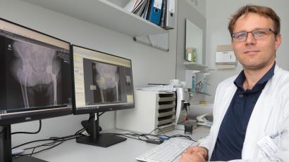Bild: Wolfgang Steinbacher
Wenn Dr. Lukas Parik nicht gerade Prothesen am Computer plant oder am OP-Tisch implantiert, spielt er Kirchenorgel.