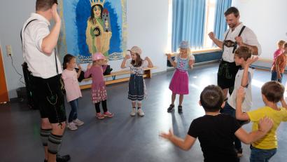 Bild: do
Nachwuchs für die Schwarzenbacher Schenkelklopfer? Die Brauchtumstruppe fand jedenfalls bei ihrem Auftritt im Speinsharter Kindergarten viele mutige Nachahmer