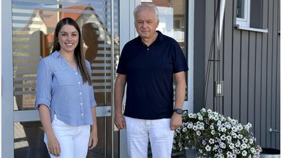 Bild: Dominik Mark
Der 61-jährige Dr. Franz Wach übergibt das Ruder des Haut-Laser-Zentrums in Altenstadt/WN an die 31-jährige Dr. Diana Bayer.
